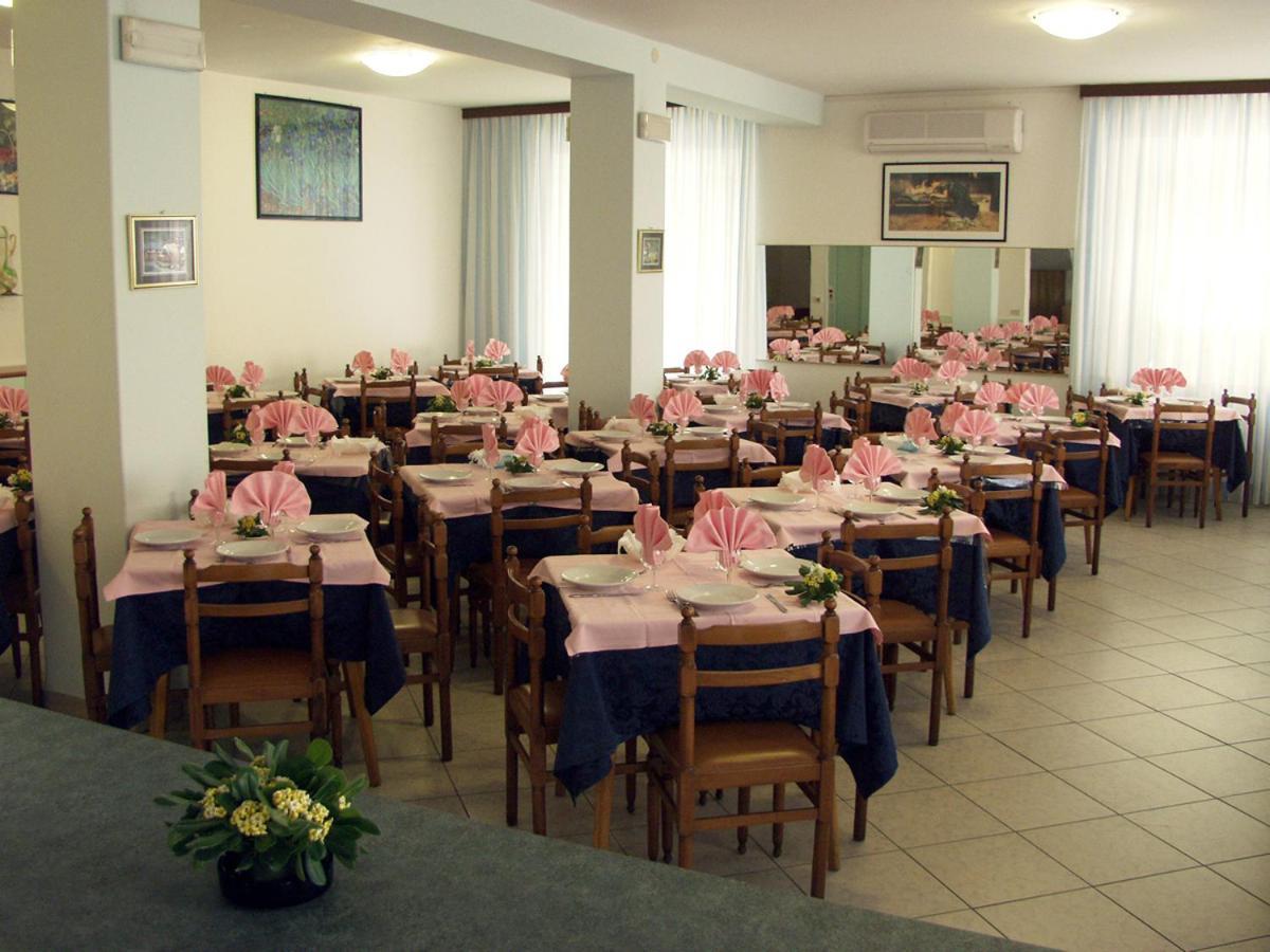 Hotel Trinidad Rimini Kültér fotó