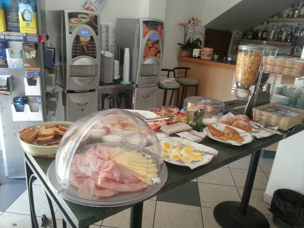 Hotel Trinidad Rimini Kültér fotó